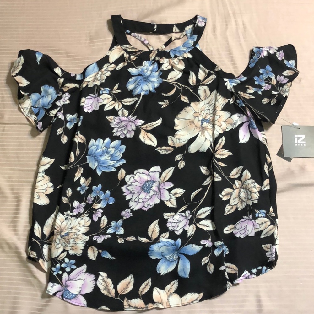 Juniors’ iZ Byer Cold shoulder top
